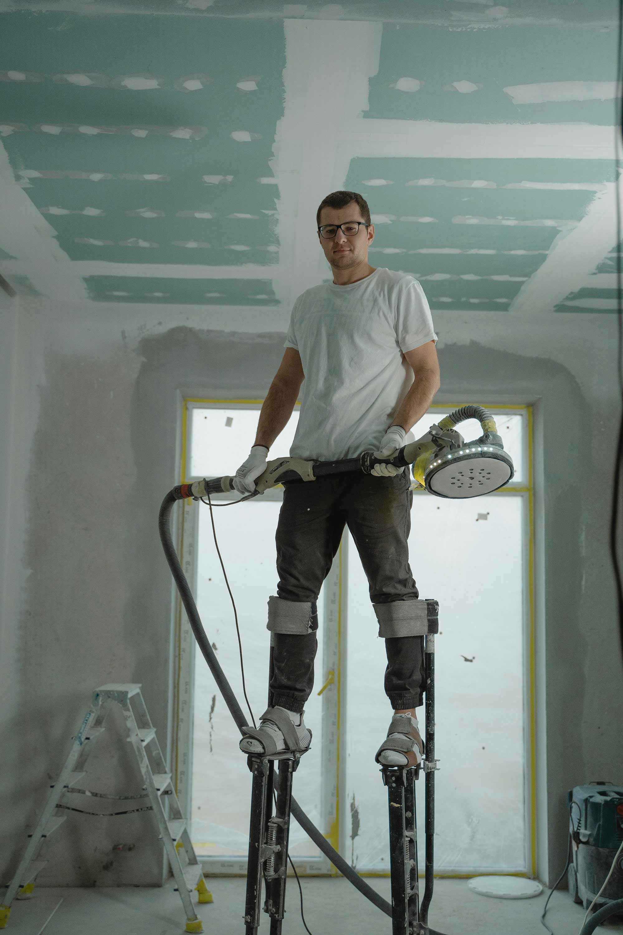 Man som renoverar sitt hem, hemmarenovering
